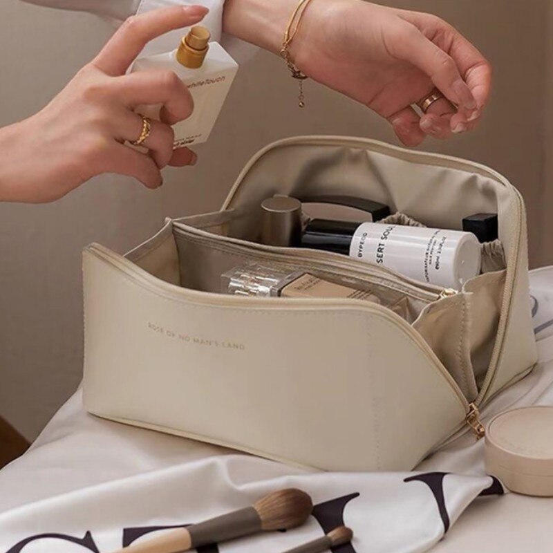 Mega bolsa NECESSAIRE que cabe tudo o que você precisa.